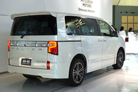 リアやサイドの見た目は小規模な変更が加えられたのみで、従来型の面影が多分に残っている。