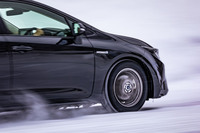 乗り心地のよさや、ロードノイズの低さも「アイスガード7」の魅力。エコタイヤ「ヨコハマ・エコスES31」と同等レベルという低燃費性能も兼ね備えている。