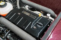 パワートレイン／ドライブトレインはスズキ製。「ジムニー」由来の0.66リッター直3ターボエンジンに、「エブリイ」のリアアクスルの組み合わせだ。