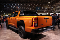 これまで以上にタフなイメージが与えられた新型「トライトン」。海外での注目度も高いのか、会場では多くの外国人記者に囲まれていた。