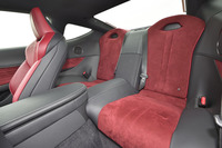 リアシートは2座。定員は4人。