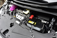 「エスティマ アエラス プレミアムG」の2.4リッター直4ガソリンエンジン。ガソリン車、ハイブリッド車ともに、マイナーチェンジの前後でパワーユニットに変更はない。