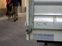 いにしえから「キリスト教徒」を表す、魚を模したステッカー。