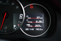 「S」と「GT」には、新たにマルチインフォメーションディスプレイが採用された。（写真をクリックすると、各種表示機能を見ることができます）