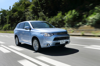 まずテストに借り出したのは、「三菱アウトランダーPHEV」。走行用バッテリーのリコールを乗り越え、2013年8月に生産を再開した。