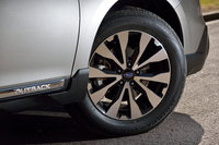 
	「アウトバック」の上級グレード「リミテッド」には専用デザインの18インチアルミホイールが与えられる。
	