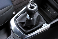 MTは1.5ディーゼル車にも1.3ガソリン車にも用意されるが、前者が6MTとなるのに対して後者は5MT（写真）となる。