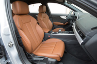 新型「A4」の前席。従来モデルと比べて肩まわりのスペースやヘッドクリアランスが拡大されている。