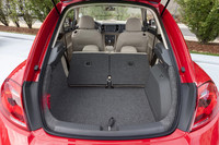 フル乗車時で310リッターの荷室容量は、先代モデルから101リッターのアップ。50：50分割可倒式のリアシートを倒せば、最大905リッターまで拡大できる。