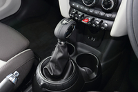 トランスミッションは「クーパー」「クーパーS」ともに6段ATのみで、3ドアには設定のある6段MTは用意されない。