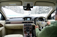 一路、東北道を北に向かう。岩手県北部にさしかかると、辺りはすっかり真っ白に。
    