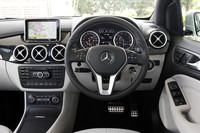 新型では、P/R/N/Dのギアポジションを、ステアリングコラムのセレクターレバーで切り替えできる「ダイレクトセレクト」（パドルシフト付き）やパーキングアシストリアビューカメラ、アンビエントライトなどが全車に標準装備された。