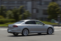 「パサート」の排気量は1.4リッターなので、1.6リッターや2リッターのエンジンを搭載するライバルより、自動車税が5000円安くなる。
    