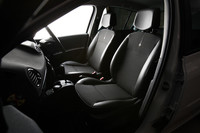 レザー調のヘッドレストとサイドサポートが備わるシートには、写真のような刺しゅうが施される。