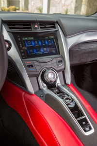 「NSX」のセンタークラスターおよびセンターコンソールまわり。トランスミッションはデュアルクラッチ式9段ATで、コンソール中央のスイッチ類で操作する。
	 