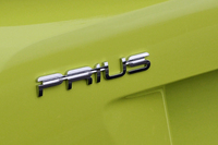 新型「プリウス」のリアエンブレム。先代とは異なる、新しいロゴデザインが採用されている。