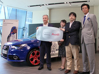 世界1台限定の「A1 SAMURAI BLUE」を購入した大分県の秋岡さん（右から2人目）。