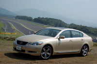 【スペック】
	GS430:全長×全幅×全高＝4830×1820×1425mm／ホイールベース＝2850mm／車重＝1730kg／駆動方式＝FR／4.3リッターV8DOHC32バルブ（280ps/5600rpm、43.8kgm/3400rpm）／価格＝630万円（テスト車＝814万2750円／ランフラットタイヤ＋アクティブスタビライザーサスペンションシステム＋ドライバーアシストブレーキングコントロール＋レーンキーピングアシスト＋レインクリアリングドアミラー＋クリアランスソナー＋マークレビンソンプレミアムサウンドシステム＝184万2750円）
	 