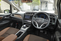 「ハイブリッドZ」のインテリア。
    