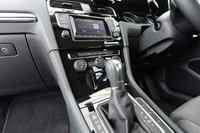 「アダプティブシャシーコントロール“DCC”」の操作はシフトレバー左側のボタンと、センターパネルのモニターで行う。