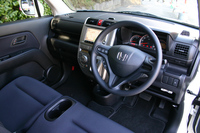 オプションの「HDDインターナビシステム」を選ぶと、ステアリングデザインがシビックタイプになる。ただし、楕円形状のあちらに対して、ゼストのものは真円。