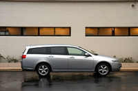 【スペック】
	アコードワゴン 24T エクスクルーシブパッケージ（5AT）：全長×全幅×全高＝4750×1760×1470mm／ホイールベース＝2720mm／車両重量＝1520kg／駆動方式＝FF／2.4リッター直4DOHC16バルブ（160ps／5500rpm、22.2kgm／4500rpm）／車両本体価格＝269.0万円
	 