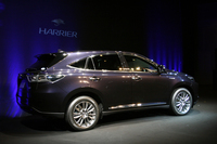 ボディーカラーは、メーカーオプションの「スパークリングブラックパールクリスタルシャイン」。
    