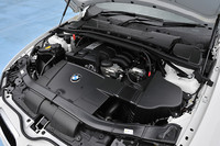 「320iクーペ」の2リッターエンジン。直噴＋リーンバーンを採用し、前モデルより約10％の出力アップを果たしながら、燃費は向上させた。