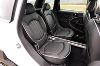 2ドアハッチバックより全長が405mm長いうえ、リアドアが備わることで快適になったというリアシート。2つの独立型シートが備わり、それぞれ前後のスライドとリクライニングの調整ができる。