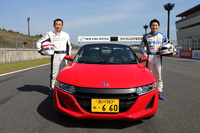 もてぎの本コースに「ホンダS660」とともにならぶ、中嶋 悟、大祐親子。