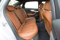 後席では、従来モデルより足元のスペースのゆとりが増している。