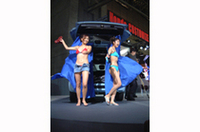 【写真上】「モビリオスパイク」コンセプト【写真下】ショーの最中、クルマの中で、スキーウエアから水着に“早着替え”するというキワドイパフォーマンスも