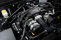フロントの低い位置に搭載される、自然吸気の2リッター水平対向4気筒エンジン。リッターあたり100psを発生する。