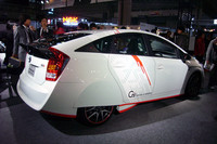 「プリウス G Sports Concept」は、リアホイールを覆い隠すエアロフォルムが特徴。由良拓也率いる「ムーンクラフト」からの提案で製作された。