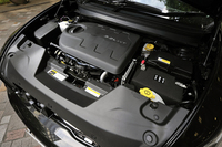 今回のテスト車「リミテッド」のほか、「トレイルホーク」にも搭載される3.2リッターV6エンジン。272psと32.1kgmを発生する。
    