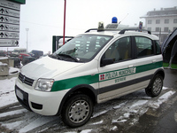 村のパトカーは「フィアット・パンダ4×4」。