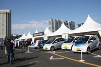 時代を反映して設けられた、各社のエコカーを揃えた「エコカーワールド」。同乗走行も行われた。