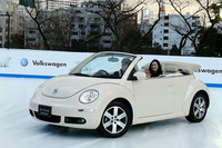 ゲストの荒川静香さんと浅田舞選手は、ニュービートルカブリオレに乗って登場。