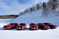 ずらりと並んだマツダのi-ACTIV AWD搭載車。試乗の舞台は北海道士別市にある交通科学総合研究所・士別試験コースと、その周辺の一般道。