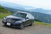 特徴的なデザインの18インチ5ツインスポークアルミホイールが「E400ハイブリッド」の目印。