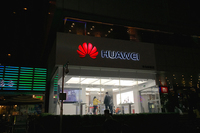 上海の繁華街・西蔵中路にて。近年日本でも知名度を上げてきたファーウェイは、アップルストアばりの独自店舗をもつ。