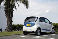 2010年4月1日から個人向けの販売が開始された「i-MiEV」の価格は398.0万円と高額だが、政府の補助金制度が適用されるほか、各自治体でも補助金や自動車税の軽減などさまざまな優遇処置をしているので、ユーザーの負担はかなり軽減されるだろう。