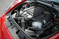 「パナメーラGTS」に搭載されるのは430psの4.8リッターV8エンジン。0-100km/h加速はわずか4.5秒。最高速度は288km/h。