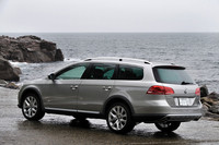 フロントのアプローチアングルが13.5度から16.0度へ、リアのデパーチャーアングルが11.9度から13.6度へそれぞれ拡大され、オフロードの走破性が改善されている。