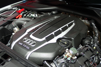 435psを発生する4リッターV8直噴ツインターボエンジン。
    