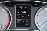 計器盤の中央部は、モノトーンのマルチインフォメーションディスプレイになっている。（写真をクリックすると表示バリエーションが見られます）