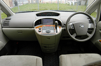 3.5Xのインパネまわり。インストゥルメントパネルの上面は、左右ともモノ入れになっている。