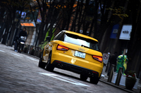 4本出しのマフラーエンドも、「S1」の高性能を象徴するディテールだ。