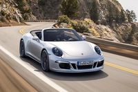 「911カレラ4 GTSカブリオレ」
    