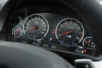 Mモデル専用のメーターパネルにはホワイトイルミネーションのスケールリングが採用される。